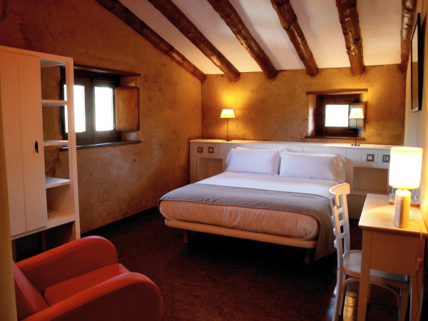 habitacion con cama de matrimonio, hotel junto al cañon del rio lobos